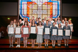 luther-college-duxes-take-photo-together-with-their-awards